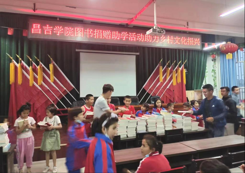 昌吉学院开展图书捐赠活动 助力乡村文化振兴